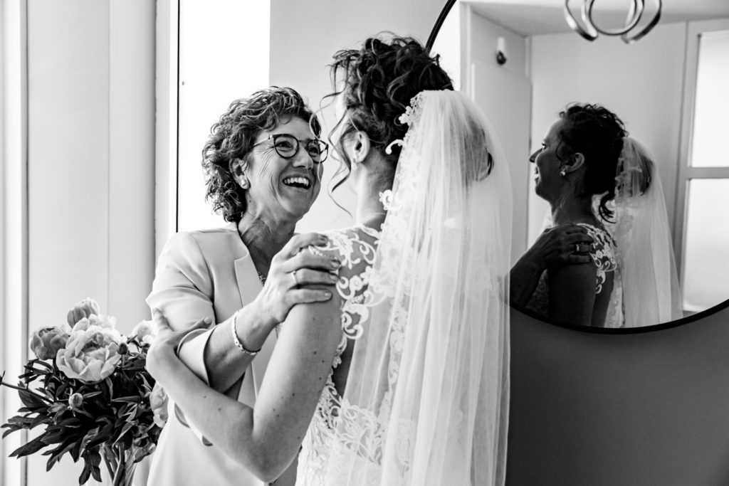 LIEFDEMOETJEVIEREN-trouweninroosendaal-fotoszijnzowaardevol-trouwfotograafbrabant-bruiloftsfotograaf-trouwreportage, babet trommelen fotografie, babet fotografeert bruiloften