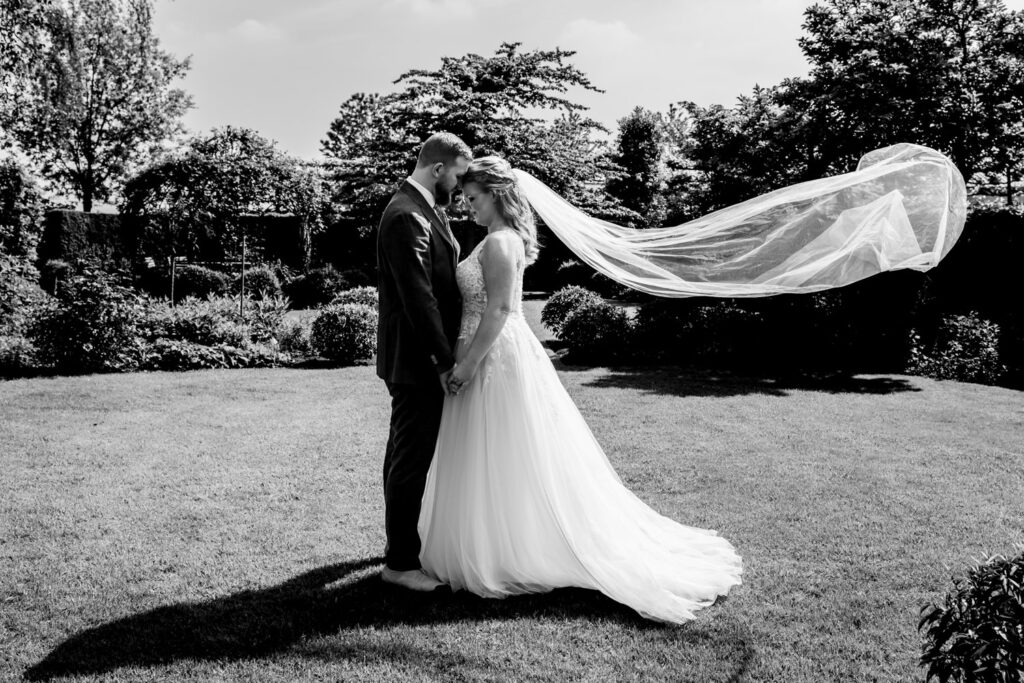 LIEFDEMOETJEVIEREN-Opener-Dongen-Bruiloft-Kerk-buitentrouwen-yesidongen-bierbrouwerij-bierbrouwerijopener