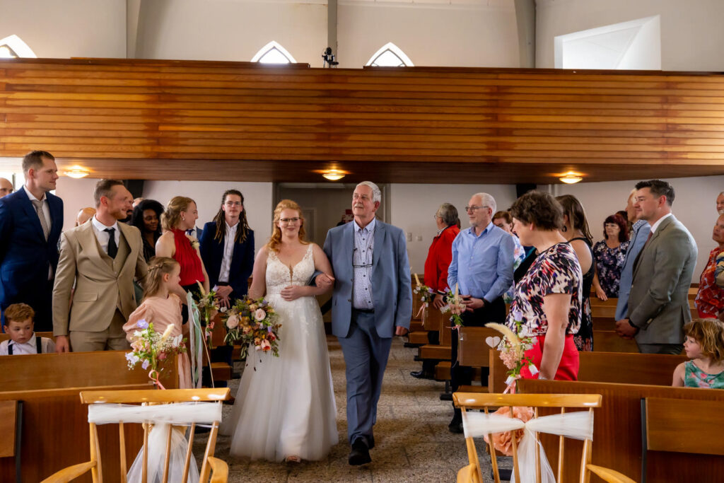 LIEFDEMOETJEVIEREN-Opener-Dongen-Bruiloft-Kerk-buitentrouwen-yesidongen-bierbrouwerij-bierbrouwerijopener