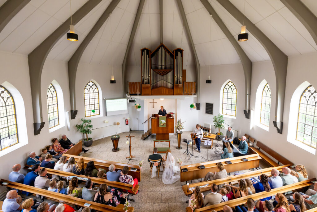 LIEFDEMOETJEVIEREN-Opener-Dongen-Bruiloft-Kerk-buitentrouwen-yesidongen-bierbrouwerij-bierbrouwerijopener