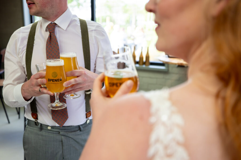 LIEFDEMOETJEVIEREN-Opener-Dongen-Bruiloft-Kerk-buitentrouwen-yesidongen-bierbrouwerij-bierbrouwerijopener
