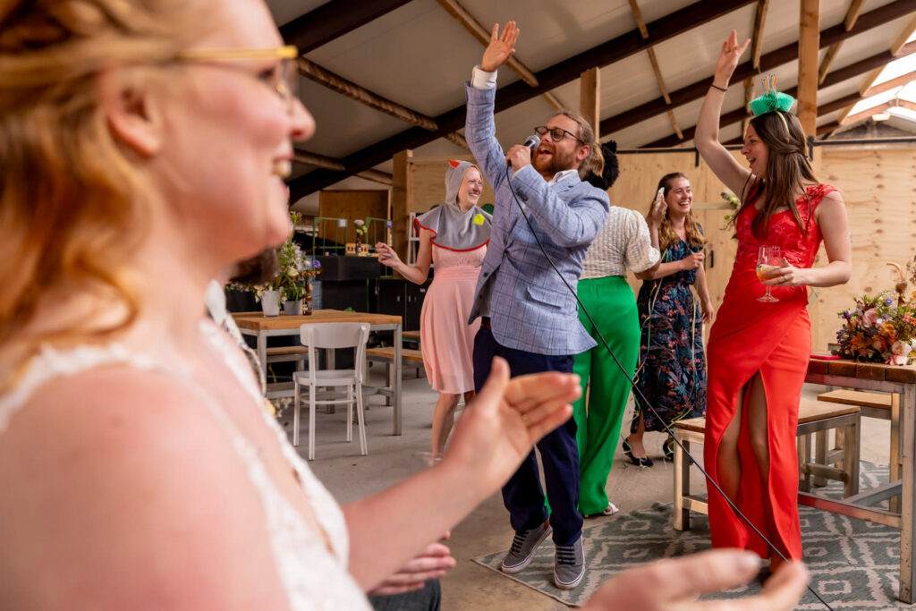 LIEFDEMOETJEVIEREN-Opener-Dongen-Bruiloft-Kerk-buitentrouwen-yesidongen-bierbrouwerij-bierbrouwerijopener