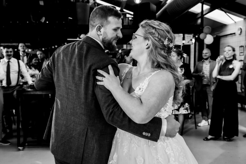 LIEFDEMOETJEVIEREN-Opener-Dongen-Bruiloft-Kerk-buitentrouwen-yesidongen-bierbrouwerij-bierbrouwerijopener