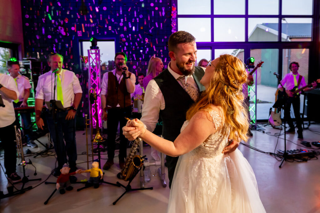 LIEFDEMOETJEVIEREN-Opener-Dongen-Bruiloft-Kerk-buitentrouwen-yesidongen-bierbrouwerij-bierbrouwerijopener