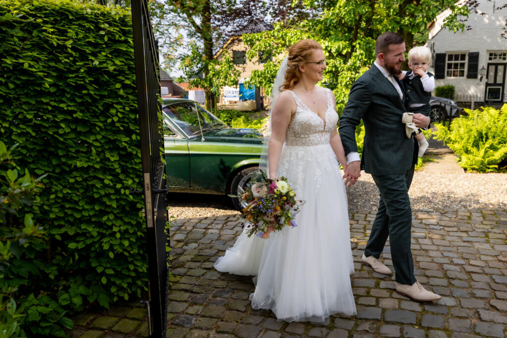 LIEFDEMOETJEVIEREN-Opener-Dongen-Bruiloft-Kerk-buitentrouwen-yesidongen-bierbrouwerij-bierbrouwerijopener